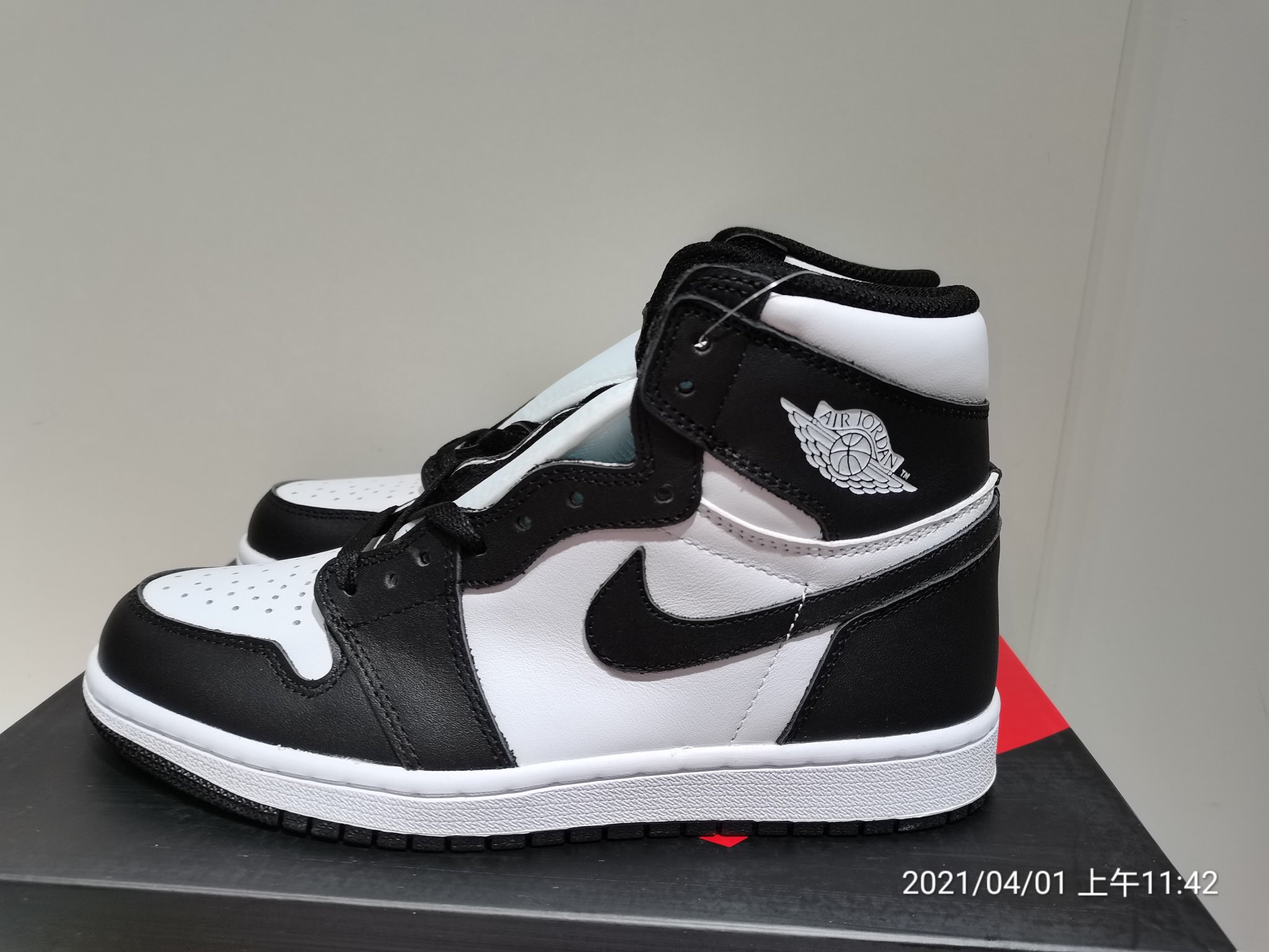 Air Jordan 1 Retro High OG 'Black/White' 555088-010