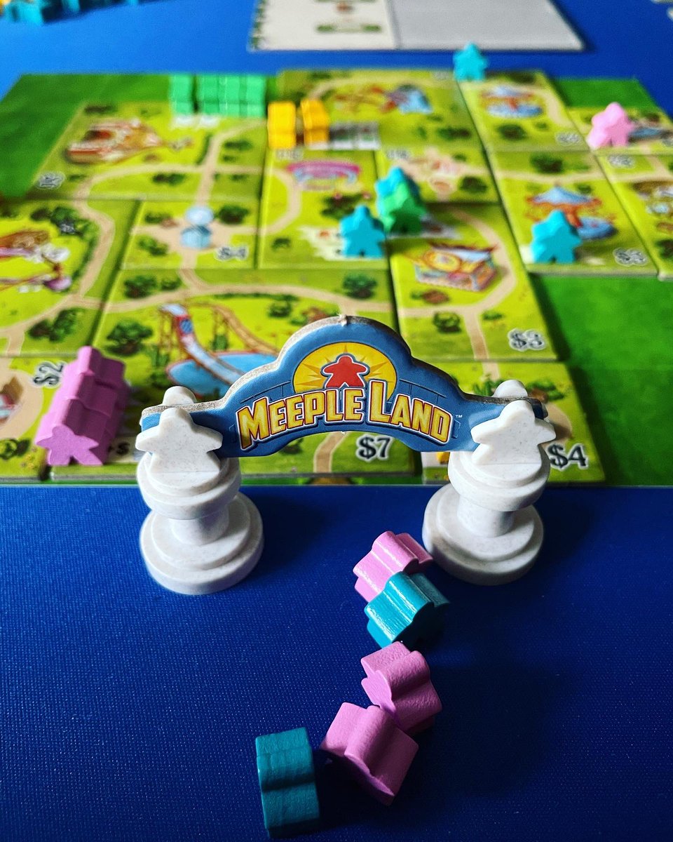 gamewithjess's tweet image. Meeple Land! Another awesome tile placement game from @blueorangegames. 🎡🏰🎠 #meepleland #blueorange #boardgames #boardgamegeek #gamenight