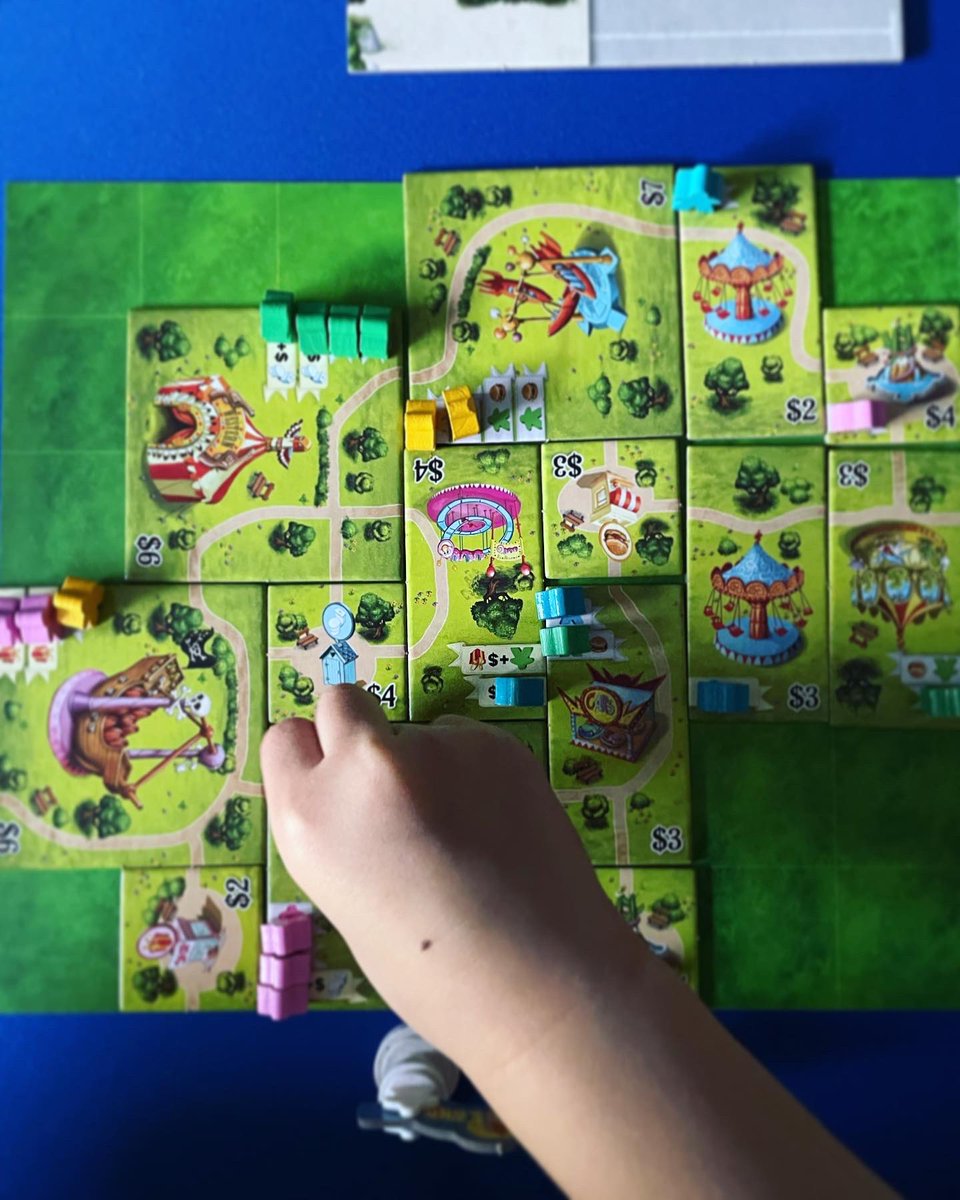gamewithjess's tweet image. Meeple Land! Another awesome tile placement game from @blueorangegames. 🎡🏰🎠 #meepleland #blueorange #boardgames #boardgamegeek #gamenight