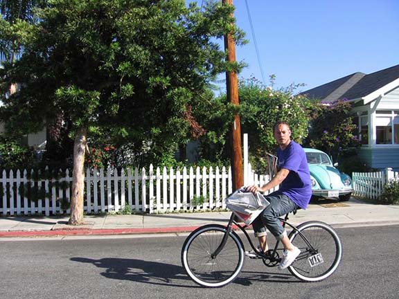 NataliePace's tweet photo. Tribute to @YODTAPOSSE by Davis Lau. Yo helped to transform the streets of Santa Monica and Venice from car-centric to bike-friendly. 

https://t.co/K3FYxtsmSt

#biking #micromobility @Earth_Gratitude  #gratitude 
@ROGVESTATVS #earthgratitude #DTA #RogueStatus #SuicidePrevention https://t.co/bk3rXzL3Py
