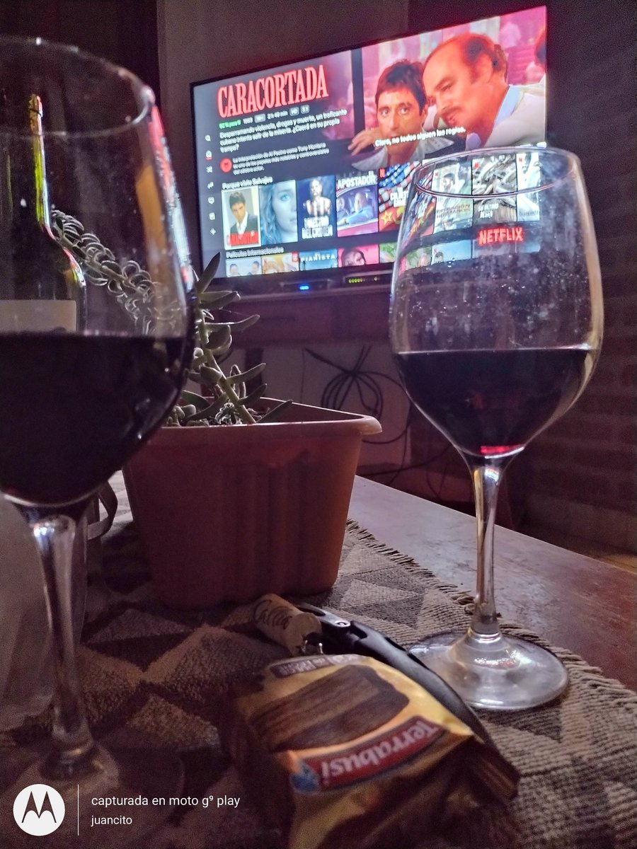 juan_aimi's tweet photo. Feriado vino y una morocha hermosa que más puedo pedir? https://t.co/pClYszWBVM