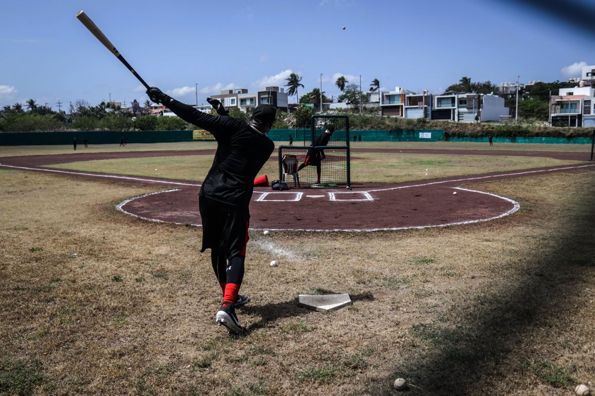 LMBBanorte's tweet photo. La tradición continúa.

@elaguilabeisbol 🦅 ya entrenó hoy en el puerto jarocho.

#VolveremosMásFuertes 💪⚾ https://t.co/QNpsUI5q2u