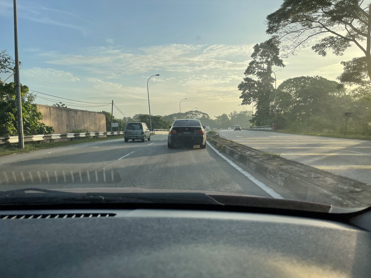 afq09's tweet photo. Nyaris2 berlanggar dgn kereta BMW dpn ni sbb dia break tetiba . Lps tu xde lampu break . Kau rasa ? 👿

Rasa nk belikan jer . If dia ckp aku x mampu byr sbb sparepart kete dia mahal . Aku nak jwb .

“Betul bang saya x mampu nak bayar . Tapi abg pun sama TAK MAMPU NAK TUKAR” https://t.co/HdBKW2qoe7