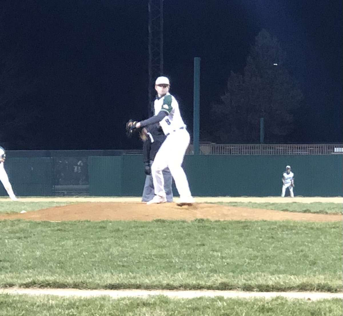 McGinnisSJSD's tweet photo. โ๏ธโพ๏ธ gets the W against Maryville tonight at Phil Welch 10-4. Solid pitching by Jayden Little and Cade King closed it out. Love the team effort and energy! Nice work, Irish! @IrishActivities @LHSIrish @Irish_Baseba11 #frozentoes https://t.co/IGtfTKTyk2