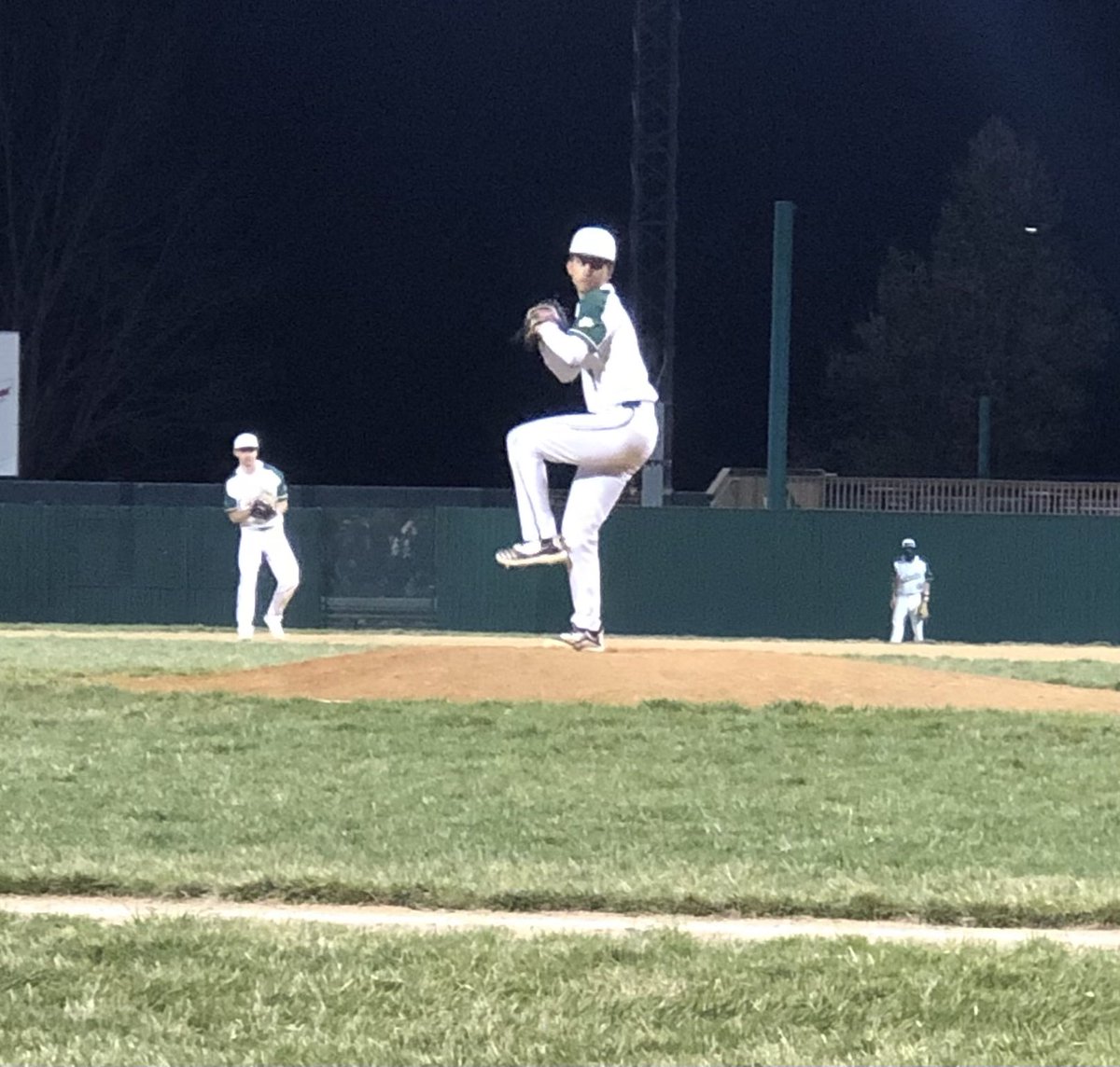 McGinnisSJSD's tweet photo. โ๏ธโพ๏ธ gets the W against Maryville tonight at Phil Welch 10-4. Solid pitching by Jayden Little and Cade King closed it out. Love the team effort and energy! Nice work, Irish! @IrishActivities @LHSIrish @Irish_Baseba11 #frozentoes https://t.co/IGtfTKTyk2