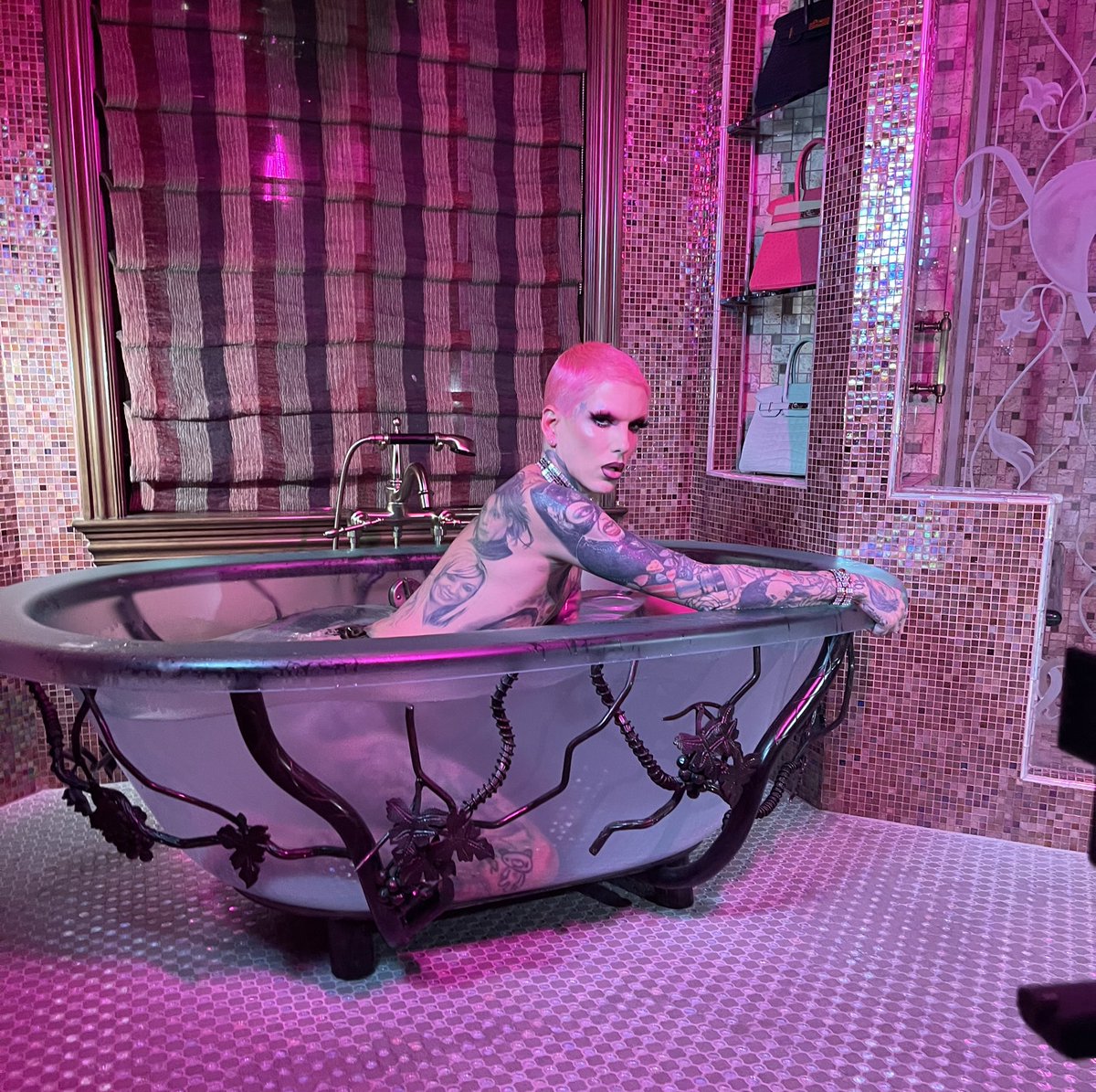 JeffreeStar's tweet photo. 🛁💘 https://t.co/BXx1GpRL77
