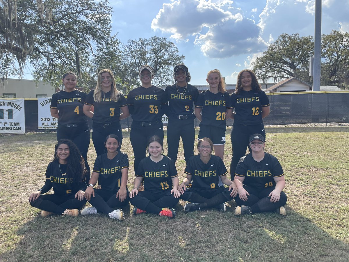 chambosftbl's tweet photo. So proud of my girls and the way they played tonight! We had 1 bad inning but they fought through it to win 9-5! Shout out to junior outfielder @BretonDestiny for robbing Leto of a home run late in the game and @Selina76115459 for hitting 3HR!!💛💚🥎 #studs #outfieldwinsgames https://t.co/bEJX7NdTfq