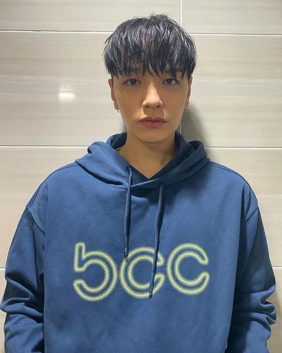 babosmcd's tweet photo. In the sake of promoting, king of advertising is back to the surface. Which colour defines your mood today? Mine goes to blue. Also the word blue means melancholy, sad, or depressed. I'm not trying to overstate my opinion because it turns out the opposite. https://t.co/EHUolNajps