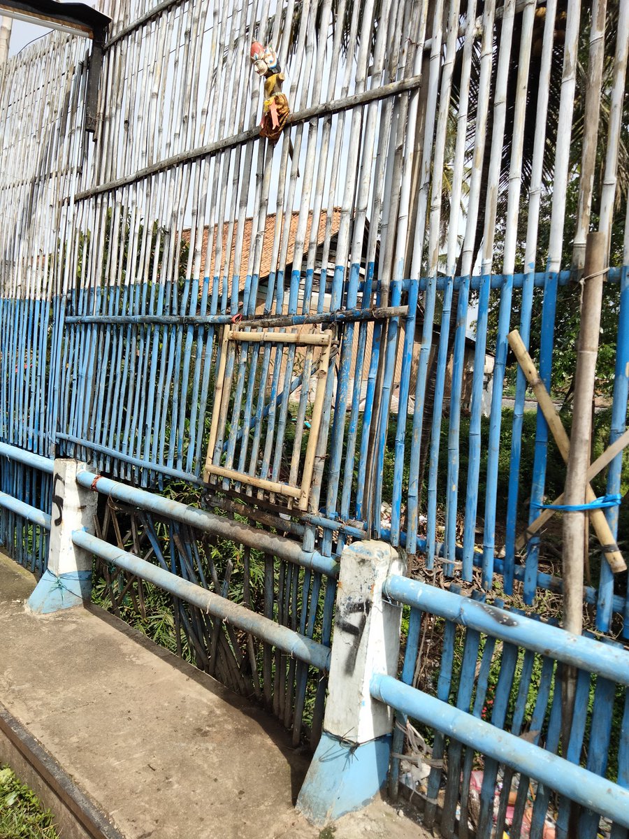 NazSubardjo's tweet photo. @PemprovJabar @PemdaGarut @ridwankamil @Metro_TV @tvOneNews 
Sampah di Area Cibatu Garut sangat memprihatikan tdk ada yg peduli. https://t.co/EWXgRuAlOj