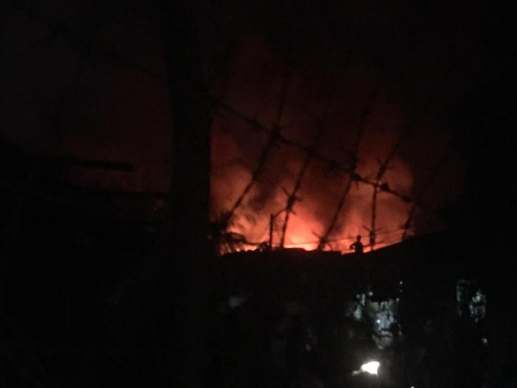 Khan_RZW's tweet photo. Again catch fire at Kutupalong market in #Rohingya camps at 3:30PM 2night. In fact, there may be some master plans behind the arson as all the lampposts were did off since early night.
#Saveusfromfire
#Helpfirevictims
@oslow99 @nslwin @sarahsheffer @drzarni @AngelicaLee1991 https://t.co/Wb0rg8GWH6