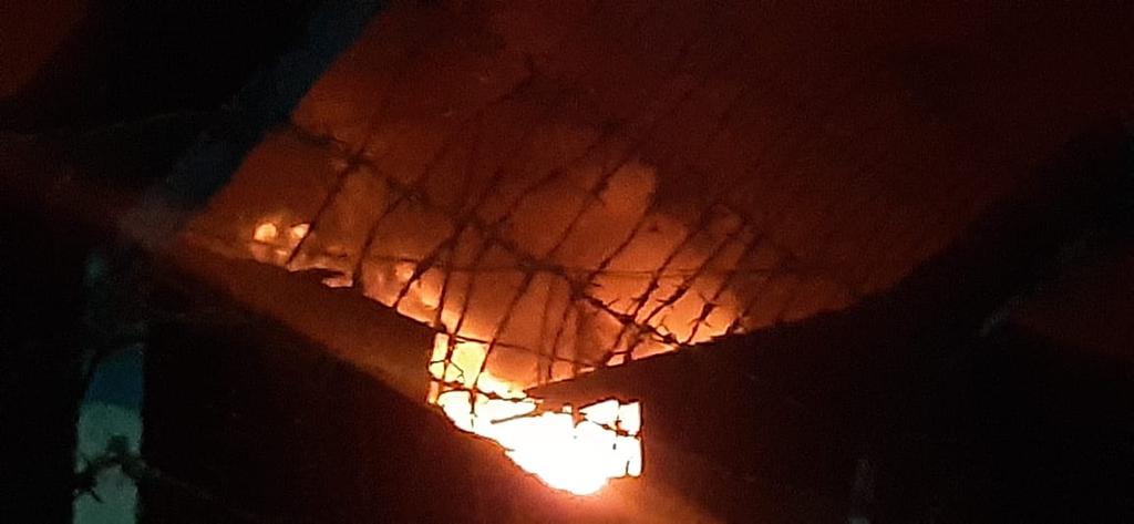 Khan_RZW's tweet photo. Again catch fire at Kutupalong market in #Rohingya camps at 3:30PM 2night. In fact, there may be some master plans behind the arson as all the lampposts were did off since early night.
#Saveusfromfire
#Helpfirevictims
@oslow99 @nslwin @sarahsheffer @drzarni @AngelicaLee1991 https://t.co/Wb0rg8GWH6