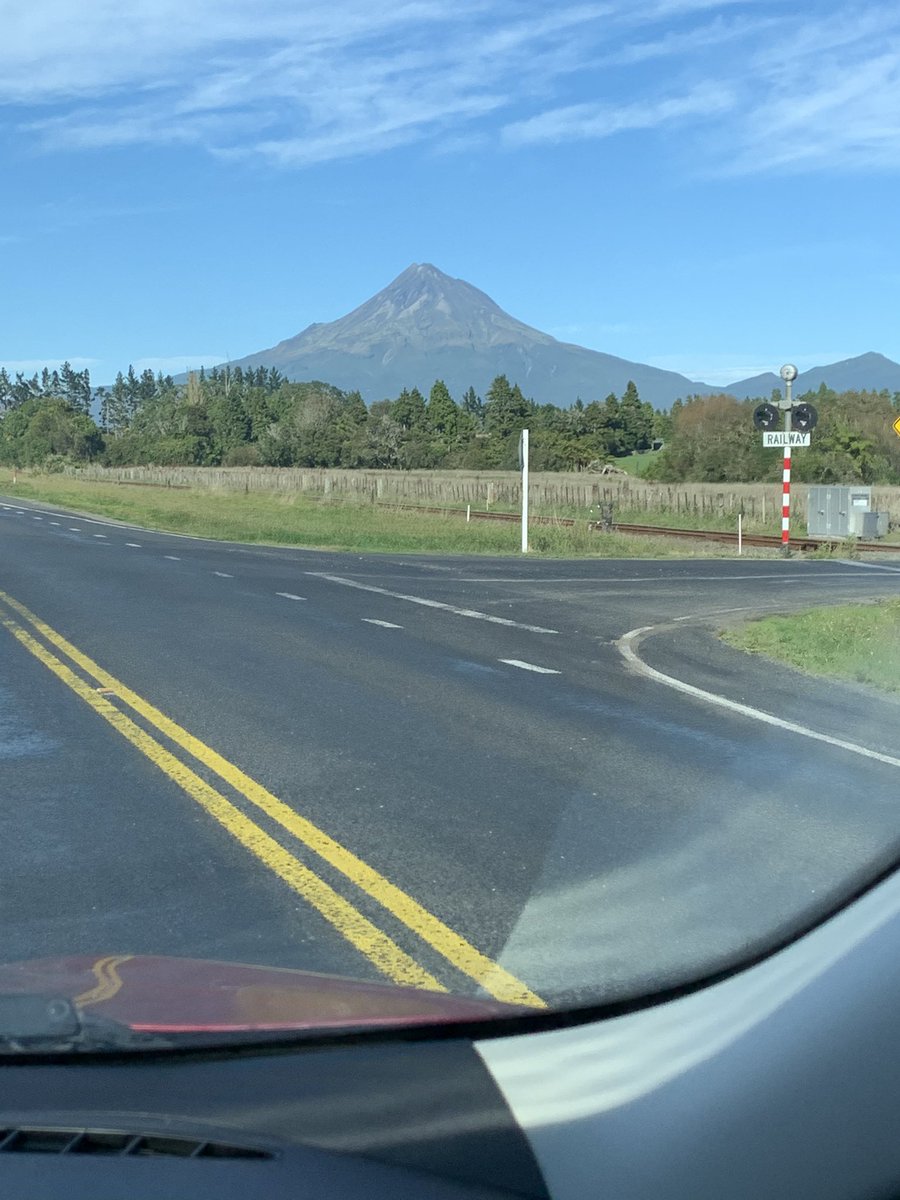 SleepyKizzy's tweet photo. My whangai maunga! Taranaki still missing his winter coat. https://t.co/rJWfuL3hVG