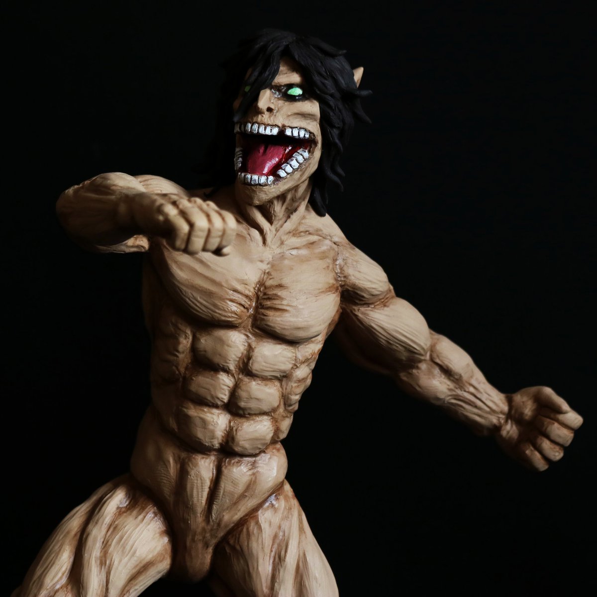 WingsoftheWest_'s tweet photo. Por fin está terminada!!!🙉 
https://t.co/cyuzqkaAzk

#shingekinokyojin #attackontitan #ataquealostitanes #eren #erenjaeger #erentitan #mikasa #levi  #animefigure  #sculptureart #snk #snkart #snkfanart  #animeart #mangaart #attackontitan4  #attackontitanfinalseason #animelover https://t.co/25cOnWd1Hb