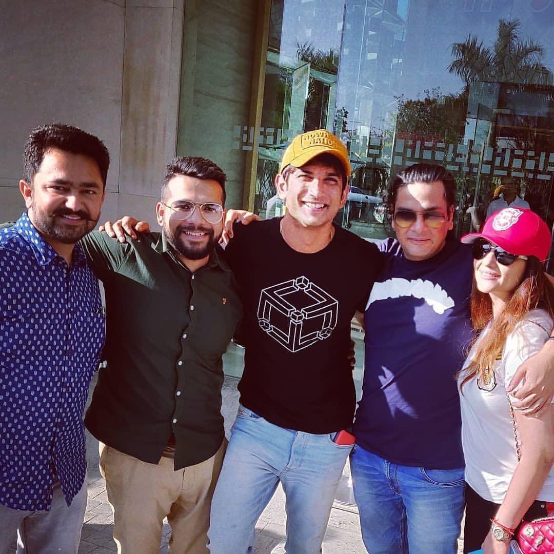 nonayousef7's tweet photo. ( Memories April 2019 )
🥺😔💔❤️💎
My jaan @itsSSR spreading all smiles , happiness and love as he enjoyed some good moments during the match of #KXIPvsDC in Chandigarh 😍❤️
Enquire Parambir 4 SSR https://t.co/faUIZUUIX7
