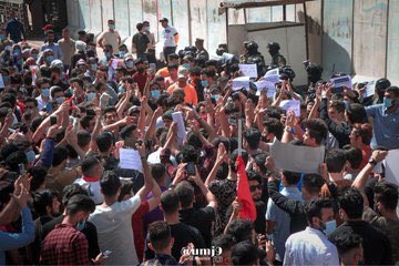 dalal14235089's tweet photo. اذا قضية الطلاب خوفا من الكورونا ف الي يشوف هالصور ينصدم ب تجمعهم والي لابسين  كمامه مابيهم عشره ؟؟  يعني معقوله تخافون من قاعه امتحان وكلمن كاعد بكرسي ومحد يمه وهذه التجمع ماخوفكم تنصابون بي؟؟  اليونسكو اذا شافت هالصور بكبرها تعزلكم بالوبائيه تمتحنون😂😂😂
 #UNESCO_SAVE_US https://t.co/xE2kGQkFia