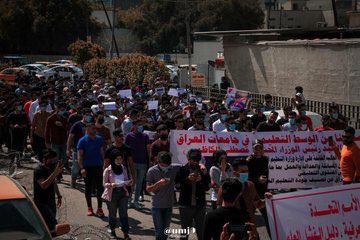 dalal14235089's tweet photo. اذا قضية الطلاب خوفا من الكورونا ف الي يشوف هالصور ينصدم ب تجمعهم والي لابسين  كمامه مابيهم عشره ؟؟  يعني معقوله تخافون من قاعه امتحان وكلمن كاعد بكرسي ومحد يمه وهذه التجمع ماخوفكم تنصابون بي؟؟  اليونسكو اذا شافت هالصور بكبرها تعزلكم بالوبائيه تمتحنون😂😂😂
 #UNESCO_SAVE_US https://t.co/xE2kGQkFia
