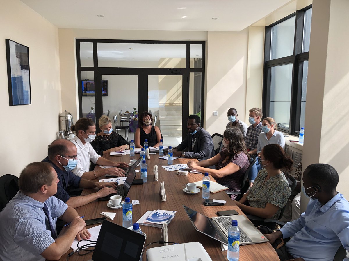 MatthieuDiscour's tweet photo. Rencontre à #Freetown avec les ONG FR actives en #SierraLeone soutenues par la 🇫🇷 via le guichet Initiatives-OSC de @AFD_France : @NGOSolthis @HI_france @ACF_France @entrep_monde et #Interaide. Des projets à fort impact dans la santé, le WASH, dev. agricole, microfinance 👏🏻 👏🏻👏🏻 https://t.co/tY3abyYDcw