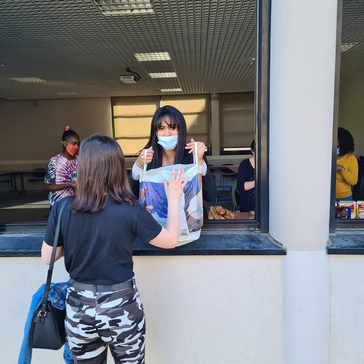 ActionsSolidai1's tweet photo. Nous étions au #campus de l'UB @dijon pour soutenir les #etudiants qui, face à la #CriseSanitaire sont dans la #PrecariteEtudiante.Merci président #GeorgesMEZUI, à nos partenaires #Omarket #UniversitédeBourgogne #ALDIChenove @lidlfrance #LeaderPrice. Bravo à tous les bénévoles! https://t.co/mcZoR3qbtm