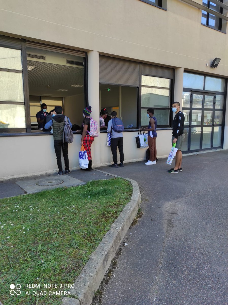 ActionsSolidai1's tweet photo. Nous étions au #campus de l'UB @dijon pour soutenir les #etudiants qui, face à la #CriseSanitaire sont dans la #PrecariteEtudiante.Merci président #GeorgesMEZUI, à nos partenaires #Omarket #UniversitédeBourgogne #ALDIChenove @lidlfrance #LeaderPrice. Bravo à tous les bénévoles! https://t.co/mcZoR3qbtm