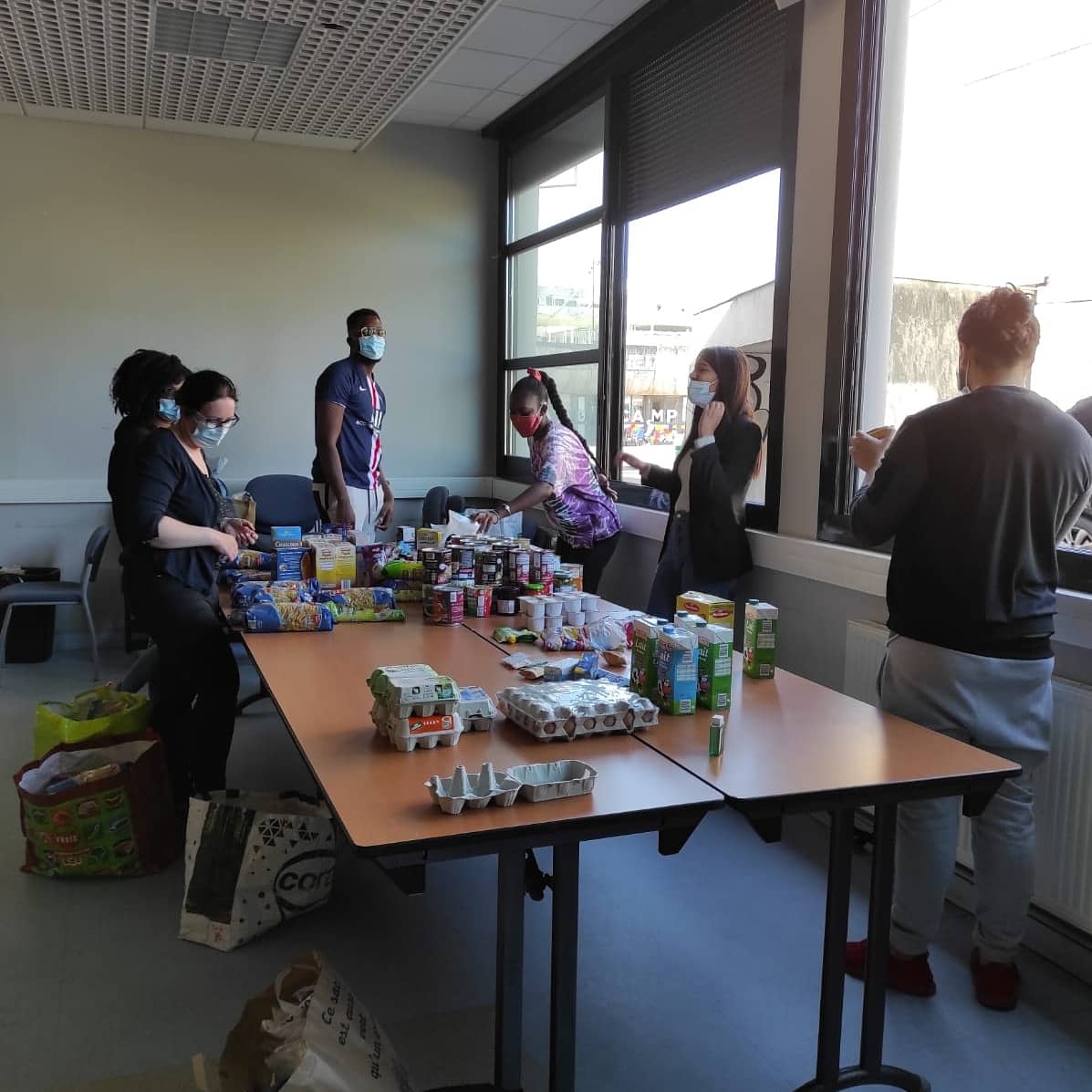 ActionsSolidai1's tweet photo. Nous étions au #campus de l'UB @dijon pour soutenir les #etudiants qui, face à la #CriseSanitaire sont dans la #PrecariteEtudiante.Merci président #GeorgesMEZUI, à nos partenaires #Omarket #UniversitédeBourgogne #ALDIChenove @lidlfrance #LeaderPrice. Bravo à tous les bénévoles! https://t.co/mcZoR3qbtm