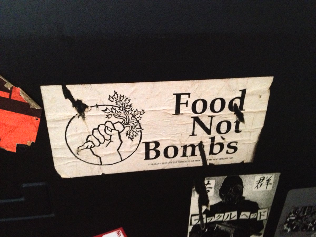 daizin's tweet photo. @evolstak 昨日写真を整理したら私のギターのケースが。
FOOD NOT BOMBSとナックルヘッド。
#SOLIDARITY
#NotCharity
#NotAuthority https://t.co/f8xK4mI3Oz