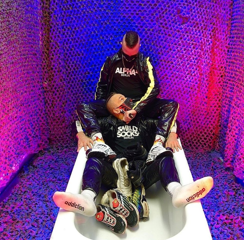 daddysbestboii's tweet photo. The ultimate dream we know who is charge here 😈🤩👟🧦👣👀👃👅 #bathplay # niketns #addictionberlin #sniffmysneakers #sniffmysocks #nowheretohide https://t.co/fNGDl6cIgl