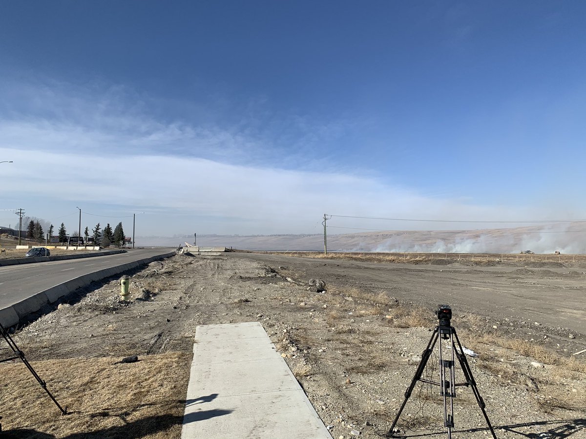 CTVKathyLe's tweet photo. It appears the fire is under control. But of course things can change with this crazy wind. #yyc #grassfire https://t.co/ekES93tBCV