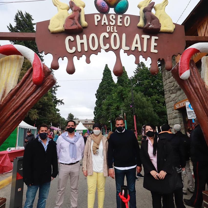 AriBariloche's tweet photo. Hoy como integrante del directorio de #EMPROTUR #Bariloche participé del acto de apertura de la Fiesta del Chocolate. 🍫
Muchos vecinos y turistas acompañaron el evento y empezaron a disfrutar de las actividades que se desarrollan en este maravilloso finde largo de pascuas. https://t.co/Cn2zfVXyxk