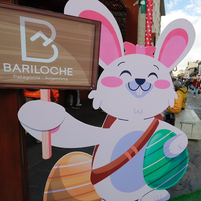 AriBariloche's tweet photo. Hoy como integrante del directorio de #EMPROTUR #Bariloche participé del acto de apertura de la Fiesta del Chocolate. 🍫
Muchos vecinos y turistas acompañaron el evento y empezaron a disfrutar de las actividades que se desarrollan en este maravilloso finde largo de pascuas. https://t.co/Cn2zfVXyxk