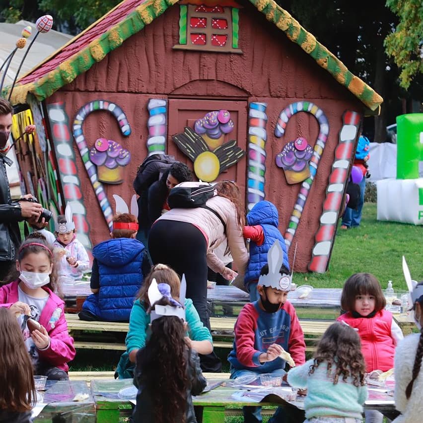 AriBariloche's tweet photo. Hoy como integrante del directorio de #EMPROTUR #Bariloche participé del acto de apertura de la Fiesta del Chocolate. 🍫
Muchos vecinos y turistas acompañaron el evento y empezaron a disfrutar de las actividades que se desarrollan en este maravilloso finde largo de pascuas. https://t.co/Cn2zfVXyxk