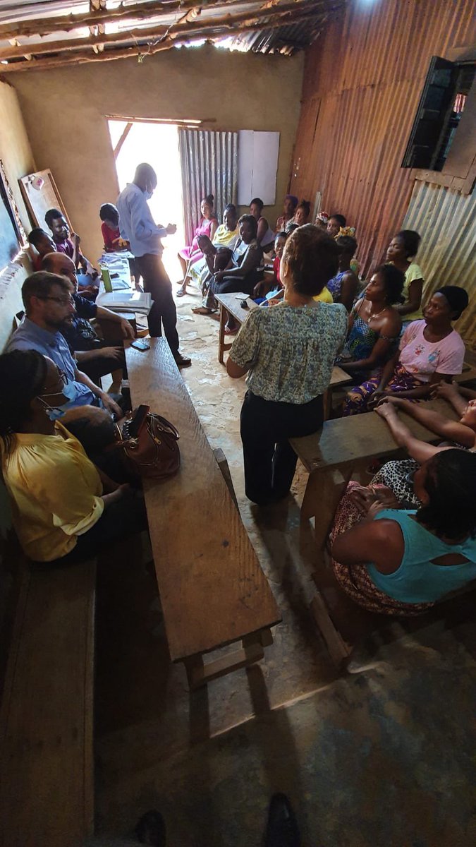MatthieuDiscour's tweet photo. Visit to #Munafa, a microfinance institution based in #SierraLeone and supported by @entrep_monde with @AFD_en 🇫🇷funding : we discovered an innovative methodology to ensure both financial sustainability and women empowerment in #Freetown. Already 2500 clients, encouraging ! https://t.co/XqTnB74fBB