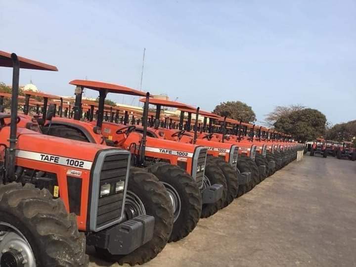 SecondePhase's tweet photo. 1000 tracteurs pour le secteur de l'agriculture un secteur porteur d'emplois .
 #kebetu #Senegal https://t.co/UD6g19Hl1I