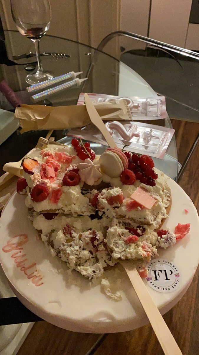 GiuliaSalemi93's tweet photo. @Alessan88657163 @fuegoyllamas @pierpaolopretel Torta sbranata neanche il tempo di accendere le candeline 😂 https://t.co/QlEt6WY5tz