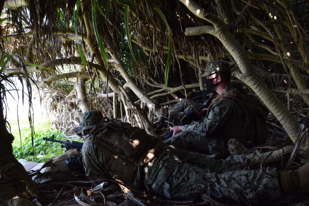 USNavy's tweet photo. @USNavy photos of the day: @Australian_Navy #HMASSirius replenishes #USSBunkerHill @US7thFleet, Sailors stand watch @TheCVN69 @USNavyEurope, #USSMitscher transit @USNavyEurope and #NMCB4 prepares for beach defense @USMC @INDOPACOM. ⬇️ info & download ⬇️: https://t.co/JpdZtIOy1Y https://t.co/8pO9uk6g9E