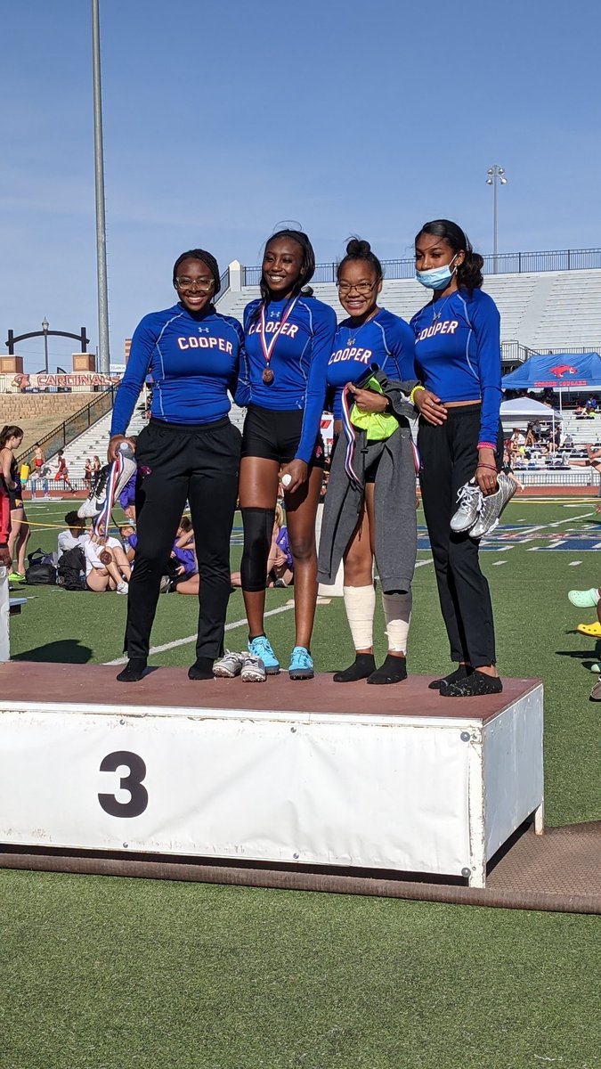 CHSCROSSCOUNTR2's tweet image. 🥉 Samarah, Na'Khiyah, Kamille, and Natashi take 3rd in the Varsity 4x200m.