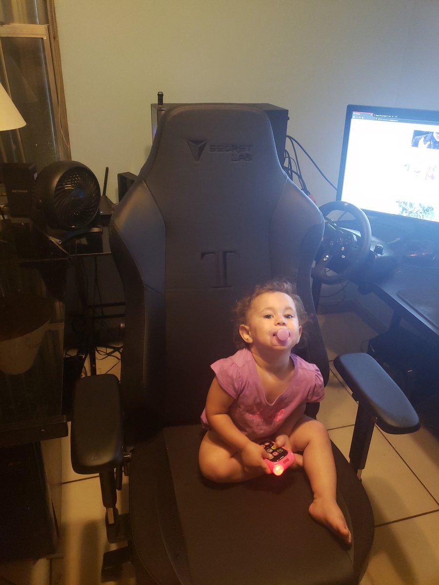 Thatmobguy's tweet image. Loving this new chair from #Secretlab my daughter has claim it as hers too lol