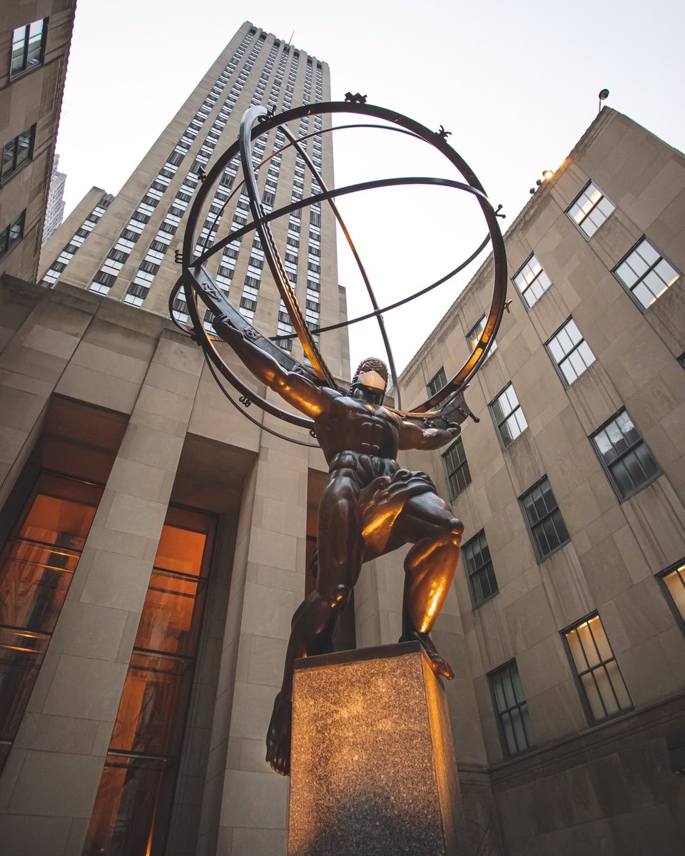 bypapijuan's tweet photo. The Atlas Statue depicts the ancient Greek Titan Atlas holding the heavens on his shoulders. 🌍
Find our good friend sporting a mask to combat COVID on fifth Avenue today! #nyc #manhattan #thursday #thursdayvibes #atlas #atlasstatue #greek #titan #newyorkcity #photography https://t.co/ppzZwvclIN