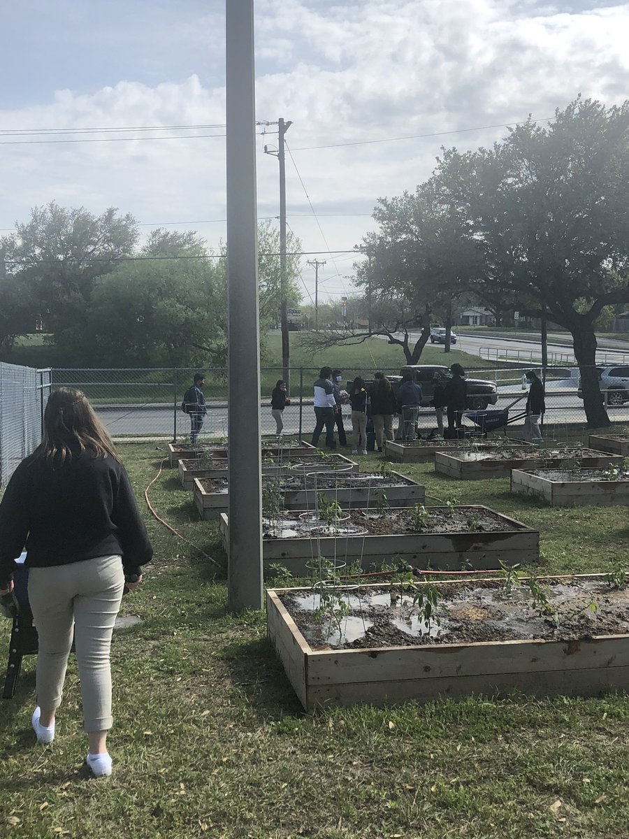 LT_RaquelR's tweet photo. #Rebel students @NISDLearningTre had a busy week from volunteering to tend the new planted garden beds to meeting with a #NASA reliability engineer Bruce Bream! @NASAglenn. #TXACE #LetItGlide #21CCLC @NISDRoss https://t.co/C5mQtcueTN