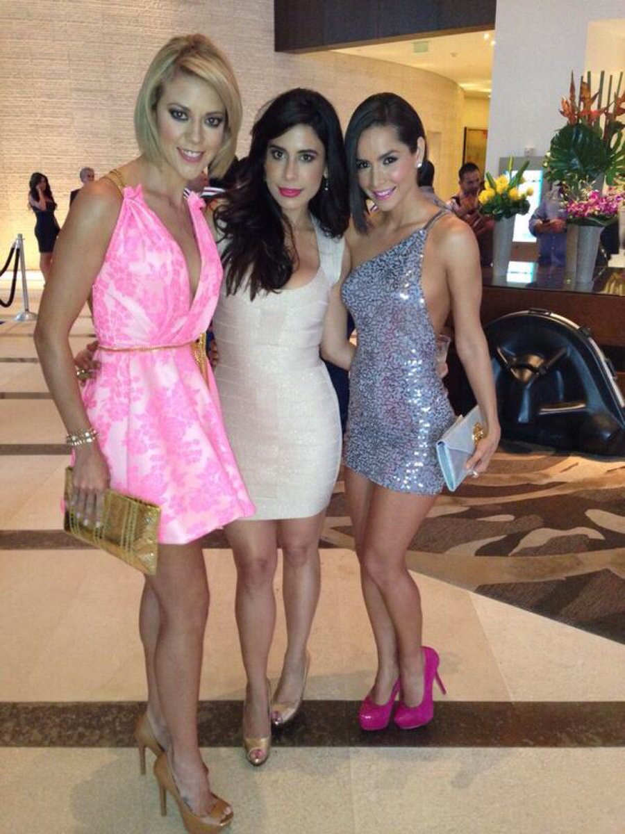 Anaisk88's tweet photo. #TBT 2013 Bellezas en los #PremiosTuMundo @FernandaCGA @BiaCalderonG @CVillaloboss 💗🤩😍👏🏻
#FernandaCastillo
#BlancaCaldero
#CarmenVillalobos
#PremiosTuMundo2013 https://t.co/ig1C5bXiAJ