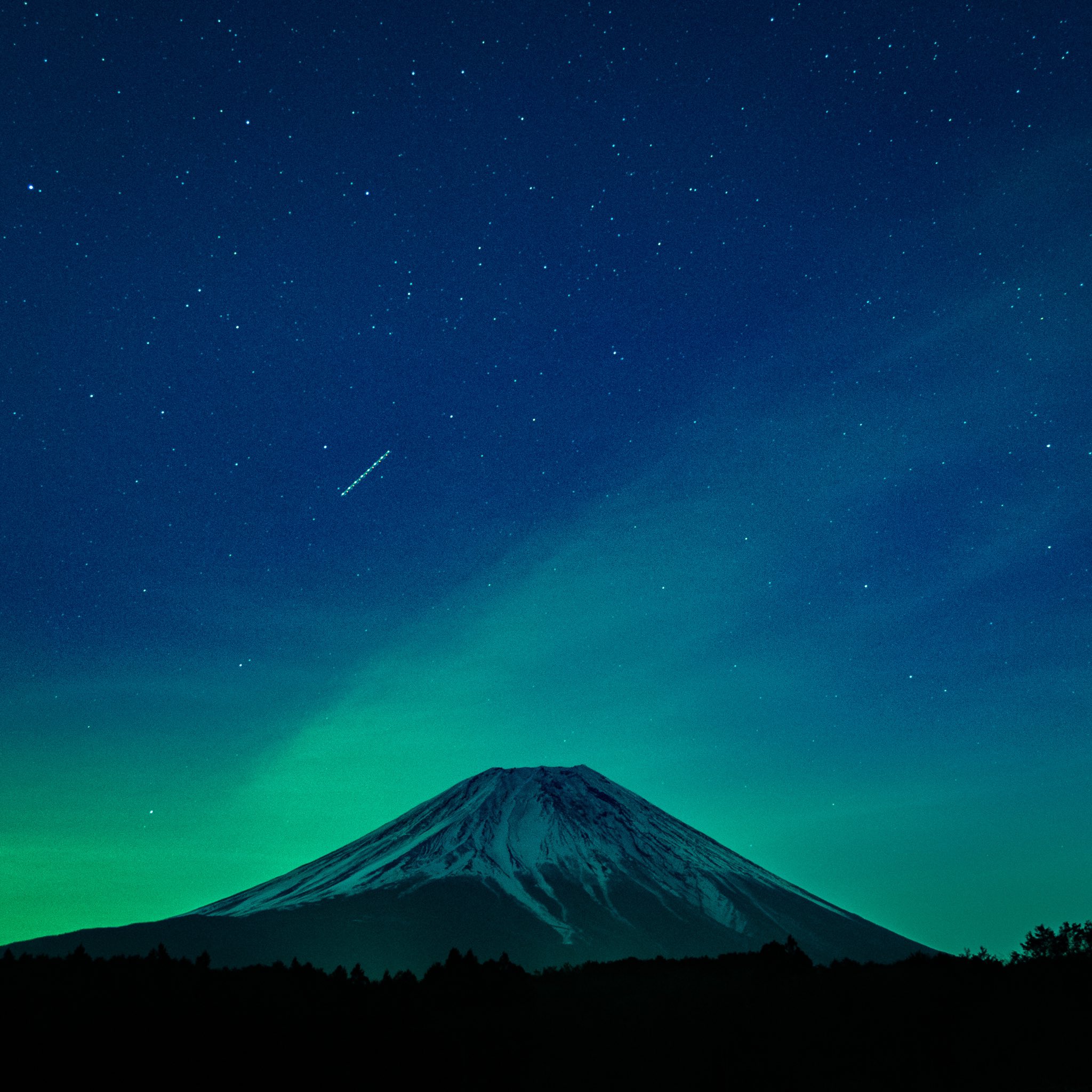 Axfarm Yutaro エイプリルフール 昨日のツイートは星空タイムラプスに色味加工をした動画でしたー オーロラが見えたらこんな感じになるかなーっと思って投稿しました 今年度も皆さんよろしくお願いします 富士山 オーロラ風 星空 幻想的