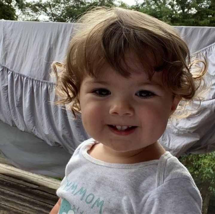galliplace's tweet photo. tópico sensível: clara maria sorrindo https://t.co/jcTWaYE8Ss