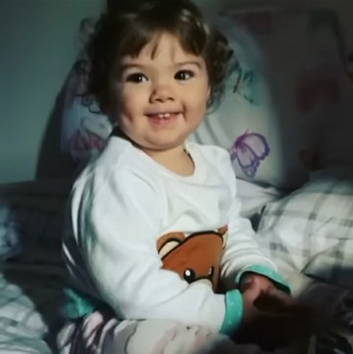 galliplace's tweet photo. tópico sensível: clara maria sorrindo https://t.co/jcTWaYE8Ss