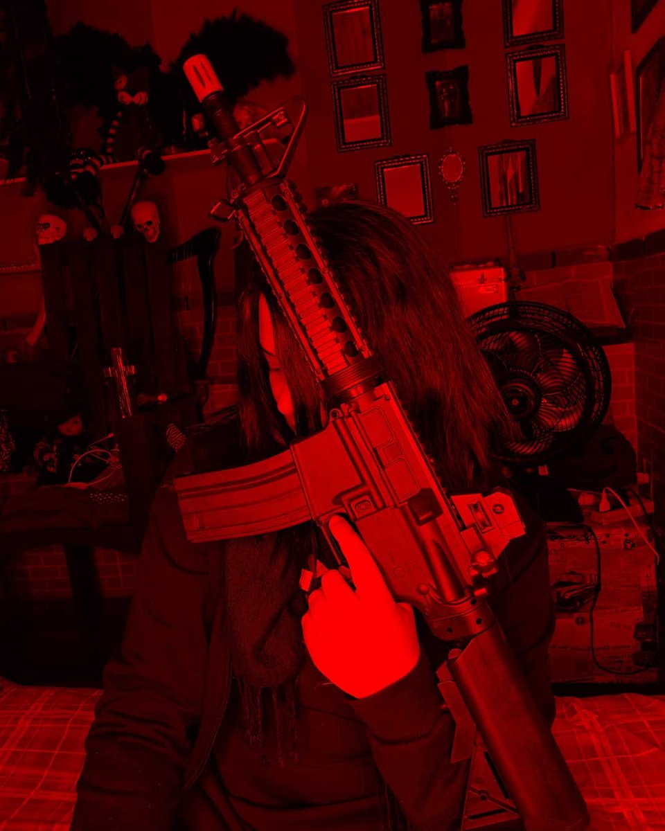 periardofficial's tweet photo. Chernaya Dyra ("Black Hole") my first Airsoft gun) came here at home, very beautiful inside of a big box. 

I idealized the dream of my own Airsoft gun since I started my life training as Airsofter, more or less 2017 or 2018. 

I feel absolutely better.
A warrior and her sword. https://t.co/mv3e3dL6qn