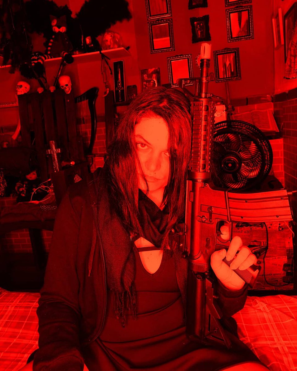 Chernaya Dyra ("Black Hole") my first Airsoft gun) came here at home, very beautiful inside of a big box. 

I idealized the dream of my own Airsoft gun since I started my life training as Airsofter, more or less 2017 or 2018. 

I feel absolutely better.
A warrior and her sword.