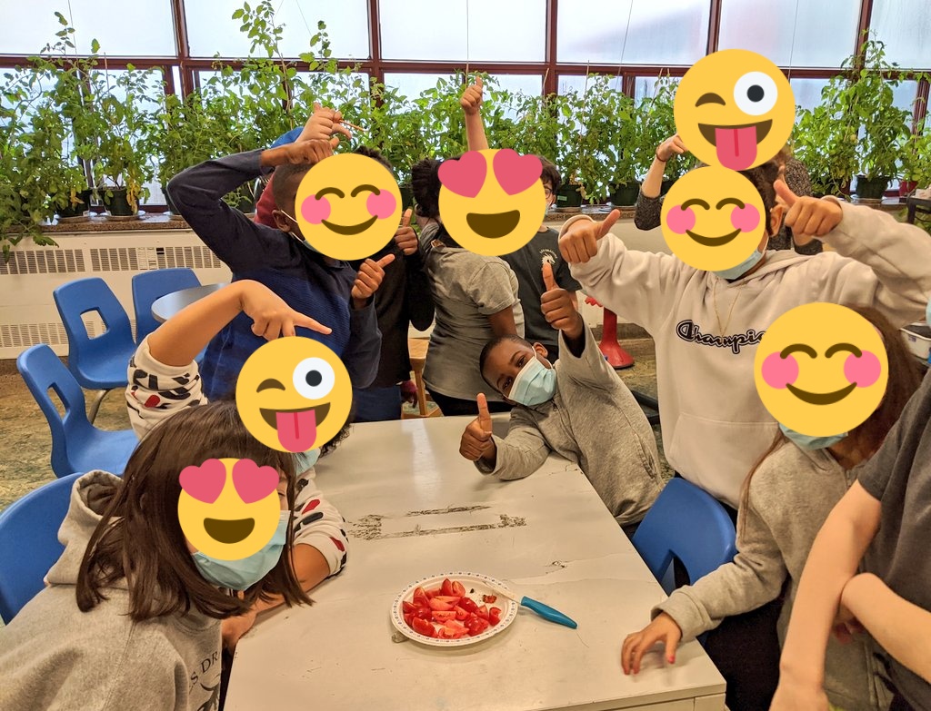 ClassedeGisella's tweet photo. Aujourd'hui, nous avons goûté nos tomates. Elles étaient formidables. @ParlonsSciences @Tomatosphere https://t.co/fNNgKAAE4D