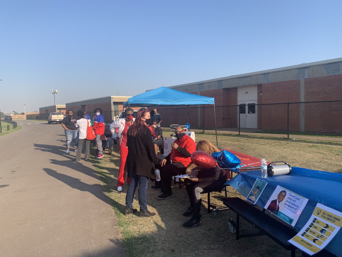 middle_marshall's tweet photo. We appreciate our parents coming thru to support their students and show love!!! 💙 #WEAREONE https://t.co/ytOuiC9UEQ