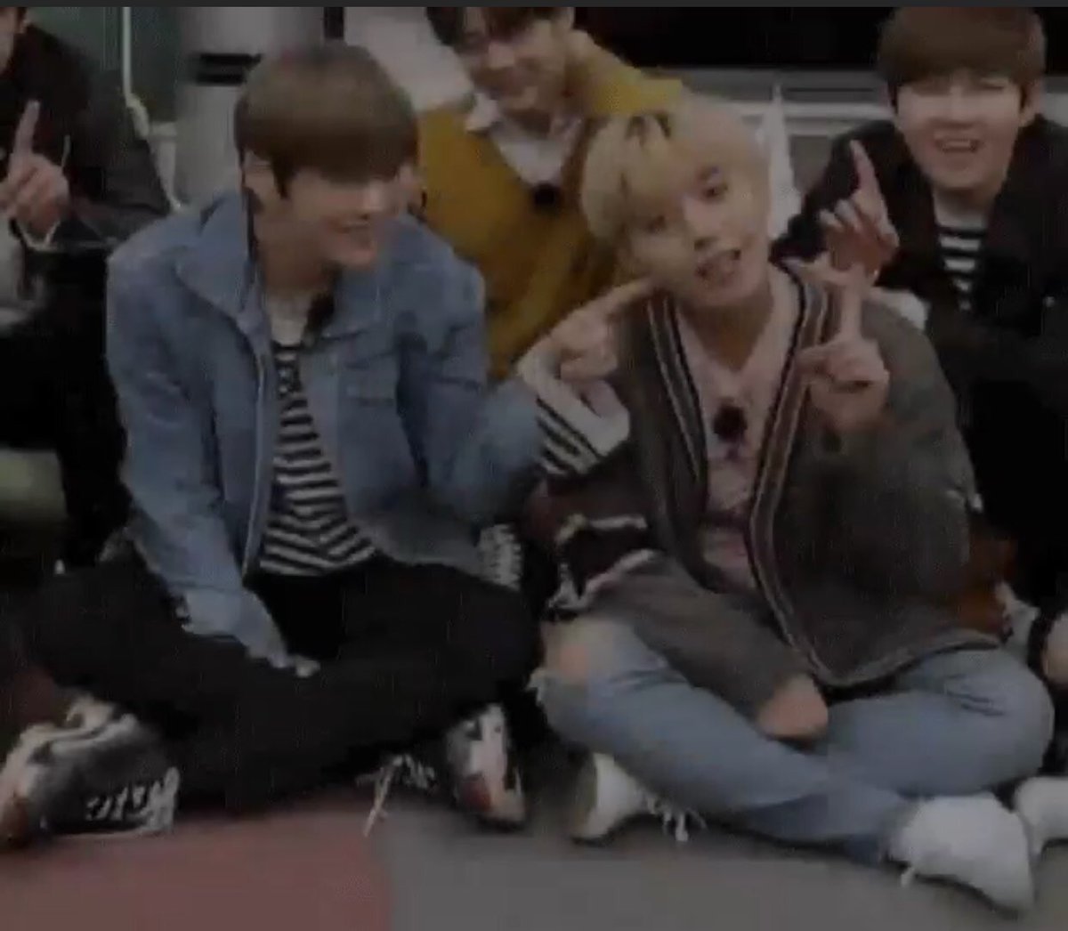 rednblueplanets's tweet photo. Jihoon : I remember he was beside me, and he poked my cheeks with one his fingers.
Just like this. he poked my cheeks like this 🥺🤧 #Nielwink https://t.co/0kmKacqKiQ