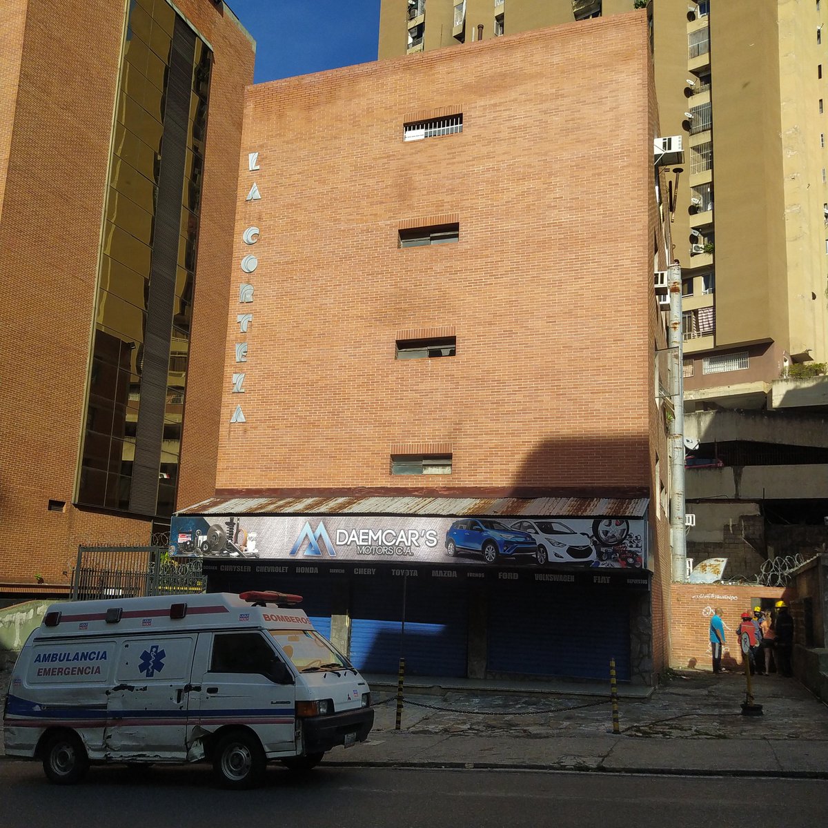 Llamado de emergencia por sonidos de explosión en el cuarto de cilindros de GLP de un edif residencial en Colinas de Bello Monte. Bomberos UCV realiza inspección y recomendaciones pertinentes a los vecinos.