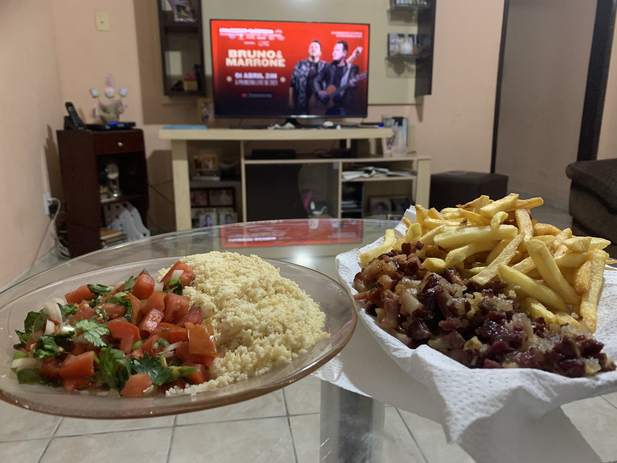 ovictorpereira's tweet photo. Vocês aí já estão prontos para a melhor live de 2021? Por aqui, tudo certo. Só começar! #LivedoBEM https://t.co/Pa4r76XjoS
