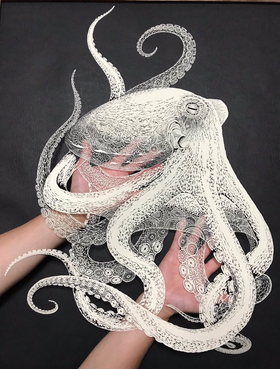 「紙を切り抜くだけの平面一枚切り絵にこだわっていますが、いつもの黒背景画像より床背」|切り剣Masayo / 「切り剣 福田理代切り絵作品集」発売中のイラスト